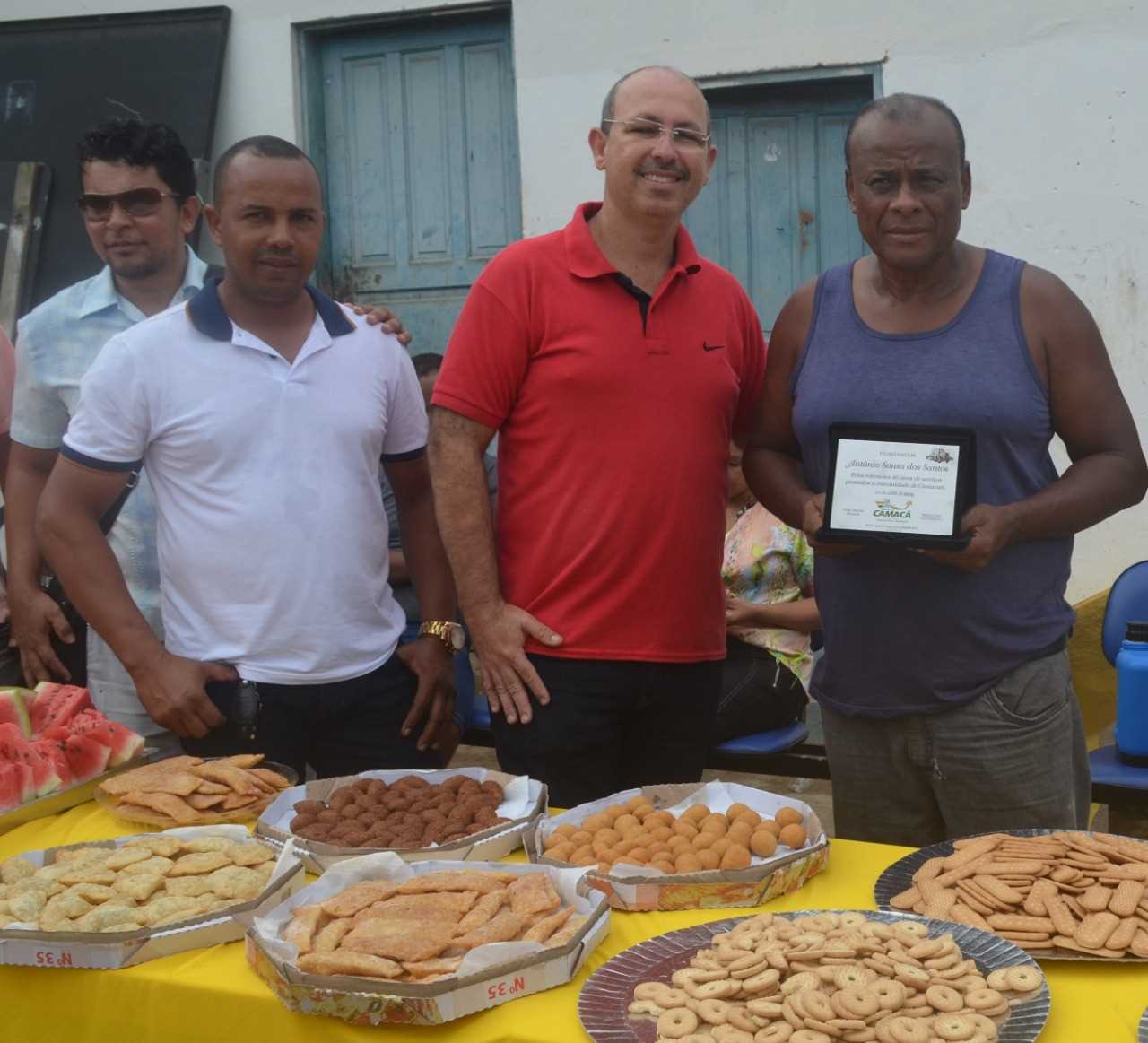 Camacã: Funcionário recebe Placa de Reconhecimento pelos 40 anos de serviço prestados a prefeitura
